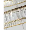 Stylizacja z Żyrandolem Kryształowym Złotym Crystal XL Trzypoziomowym na tle designerskiej szafki. Nowoczesność od Primavera Home.