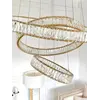 Żyrandol Kryształowy Złoty Crystal XL Trzypoziomowy na tle czarnych ścian. Przeciwwaga dla elegancji od Primavera Home.