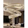 Perspektywa wnętrza z Żyrandolem Kryształowym Złotym Crystal XL Trzypoziomowym. Oryginalny design od Primavera Home.