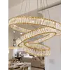 Żyrandol Kryształowy Złoty Crystal XL Trzypoziomowy w jasnym wnętrzu. Stylowe oświetlenie od Primavera Home.