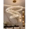 Żyrandol Kryształowy Złoty Crystal XL Trzypoziomowy pokazany z boku. Eksplozja blasku w aranżacji nowoczesnego wnętrza od Primavera Home.