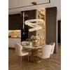 Zbliżenie na kryształowe elementy Żyrandola Kryształowego Złotego Crystal XL Trzypoziomowego. Elegancka stylistyka od Primavera Home.