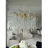 Mistycyzm związany z oświetleniem żyrandola kryształowego złotego QUEEN. Ekspozycja w salonie od Primavera Home.