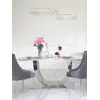 Perspektywa Żyrandola Kryształowego Crystal Srebrnego Glamour w przestronnym wnętrzu. Ekspozycja w salonie od Primavera Home.