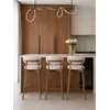 Aranżacja nowoczesnego wnętrza z Designerskim Hokerem Drewnianym Olivia – Krzesło Barowe od Primavera Home.
