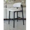 Czarny zestaw mebli z Designerskim Hokerem Drewnianym Olivia – Krzesło Barowe od Primavera Home.