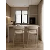 Ekspozycja w showroomie, Designerski Hoker Drewniany Olivia – Krzesło Barowe od Primavera Home.