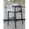 Stylowa aranżacja jadalni z Designerskim Hokerem Drewnianym Olivia – Krzesło Barowe od Primavera Home.