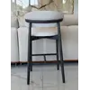 Ekspozycja w sklepie z Designerskim Hokerem Drewnianym Olivia – Krzesło Barowe od Primavera Home.
