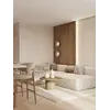 Widok w tle nowoczesnego wnętrza z Designerskim Hokerem Drewnianym Olivia – Krzesło Barowe od Primavera Home.