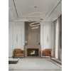 Nowoczesny fotel luksusowy do salonu z podnóżkiem MODERN w sypialni, w aranżacji strefy relaksu od Primavera Home.