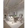 Ekskluzywne Krzesło Queen – Nowoczesny Włoski Design widziane pod kątem, uwypuklające jego nowatorski kształt. Ekspozycja w salonie od Primavera Home.