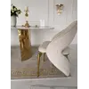 Ekskluzywne Krzesło Queen – Nowoczesny Włoski Design w stylowej kawiarni, nadające przestrzeni elegancki klimat. Meble na zamówienie od Primavera Home.