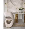 Ekskluzywne Krzesło Queen – Nowoczesny Włoski Design w niejednoznacznym otoczeniu, regulującym charakter wnętrza. Ekspozycja w salonie od Primavera Home.
