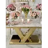 Ekspozycja w showroomie stołu glamour złoty ekskluzywny do jadalni, nowoczesny, czarny marmur LV COLLECTION OUTLET, podkreślająca jego elegancję.