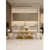 Ekspozycja w showroomie z ekskluzywnym stołem glamour do jadalni, nowoczesnym, z białym konglomeratem, złoty LV COLLECTION.
