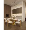 Stylizacja ekskluzywnego stołu glamour do jadalni, nowoczesnego, z białym konglomeratem, złoty LV COLLECTION z eleganckimi dekoracjami.