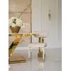 Ekskluzywny stół glamour do jadalni w stylowym otoczeniu, nowoczesny, z białym konglomeratem, złoty LV COLLECTION w minimalistycznym wnętrzu.