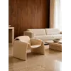 Fotel Noowczesny Spider na ekspozycji w showroomie. Detal wykończenia od Primavera Home.