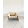 Fotel Noowczesny Spider w artystycznym kadrze. Ekspozycja z meblami na zamówienie od Primavera Home.