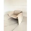 Fotel Noowczesny Spider w centrum salonu. Ekspozycja z meblami na zamówienie od Primavera Home.