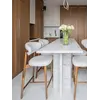 Zbliżenie na detal tkaniny Designerskiego Hokera Drewnianego Olivia – Krzesło Barowe od Primavera Home.