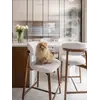 Stylowa ekspozycja w salonie, Designerski Hoker Drewniany Olivia – Krzesło Barowe od Primavera Home.