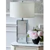 Aranżacja z klasyczną lampą stołową, nowoczesną, hamptons, prostokątną z białym abażurem, srebrną VERONICA w eleganckim salonie. Dodatki od Primavera Home.