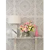Klasyczna lampa stołowa, nowoczesna, hamptons w perspektywie z wykorzystaniem białego abażura. Wysoka elegancja od Primavera Home.