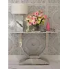 Ujęcie w jasnym wnętrzu z klasyczną lampą stołową, nowoczesną, hamptons, srebrną VERONICA. Stylowe meble na zamówienie od Primavera Home.