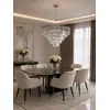 Kryształowy żyrandol okrągły, nowoczesny lampa wisząca, srebrny GLAMOUR M w perspektywie. Detal wykończenia od Primavera Home.