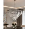Kryształowy żyrandol okrągły, nowoczesny lampa wisząca, srebrny GLAMOUR M pokazany z boku. Ekspozycja w salonie od Primavera Home.