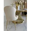 Widok od tyłu Krzesła Złote Beżowe LOUIS, ukazujący jego elegancką sylwetkę. Ekspozycja w salonie od Primavera Home.