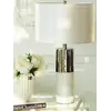 Lampa stołowa w ciemnym wnętrzu, podkreślająca kontrast i elegancję, dostępna w Primavera Home.