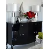 Lampa stołowa w jasnym wnętrzu, oświetlająca przestrzeń swoją elegancją, dostępna w Primavera Home.