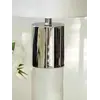 Z bliska prezentacja lampy, skupiająca się na tkaninie abażura, z oferty Primavera Home.