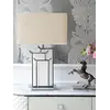 Ekskluzywna lampa w stylu glamour w aranżacji nowoczesnego wnętrza, perfekcyjnie dopasowana do eleganckiego salonu. Oświetlenie od Primavera Home.