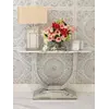 Cały zestaw mebli z luksusową lampą w nowoczesnym wnętrzu, podkreślającym design i elegancję. Oświetlenie na zamówienie od Primavera Home.
