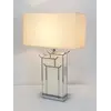 Luksusowa lampa w ekspozycji z dodatkami, które współgrają z jej wyjątkowym stylem. Oświetlenie od Primavera Home.