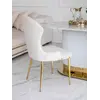 Krzesło Złote Beżowe LOUIS ustawione na jasnym tle, uwydatniające jego elegancję. Meble na zamówienie od Primavera Home.