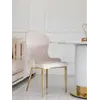 Krzesło Złote Beżowe LOUIS ukazujące się pod kątem, prezentujące wyjątkowy design. Ekspozycja w salonie od Primavera Home.