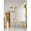 Krzesło Złote Beżowe LOUIS w eleganckim gabinecie, łączące komfort z luksusem. Ekspozycja w salonie od Primavera Home.