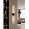 Z boku kinkiet w stylu minimalistycznym, idealny do nowoczesnego wnętrza, dostępny w Primavera Home.