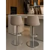 Nowoczesny hoker regulowany designerski skórzany MODERN przedstawiony z boku. Detal wykończenia pokazujący jakość wykonania od Primavera Home.