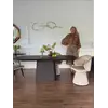 Nowoczesny Stół Rozkładany Modena – Drewniany na Jednej Nodze ustawiony przy ścianie. Aranżacja nowoczesnego wnętrza od Primavera Home.