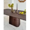 Skrzyżowane spojrzenie z boku na Nowoczesny Stół Rozkładany Modena – Drewniany na Jednej Nodze w eleganckim otoczeniu od Primavera Home.