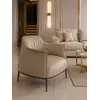 Stylowy widok boczny na nowoczesny wygodny fotel luksusowy do salonu z podnóżkiem MODERN. Ekspozycja w salonie od Primavera Home.