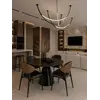 Okrągły Stół do Jadalni Oslo Spiekany kamień czarny Carrara i Stal Premium, pokazany jako część całego zestawu mebli. Meble na zamówienie od Primavera Home.