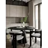 Okrągły Stół do Jadalni Oslo Spiekany kamień czarny Carrara i Stal Premium umieszczony w stylizowanym otoczeniu. Aranżacja nowoczesnego wnętrza od Primavera Home.