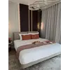 Meble w jasnym wnętrzu z naturalnym światłem. Nowoczesne meble premium od Primavera Home.